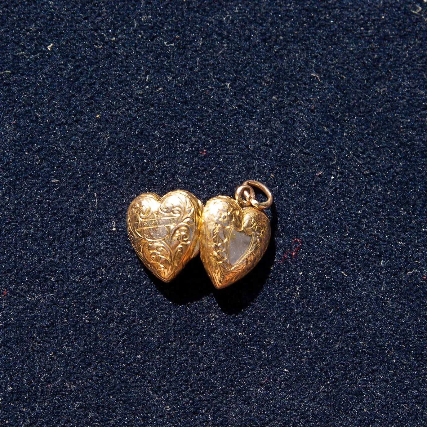 15k Gold Heart and Shield Motif