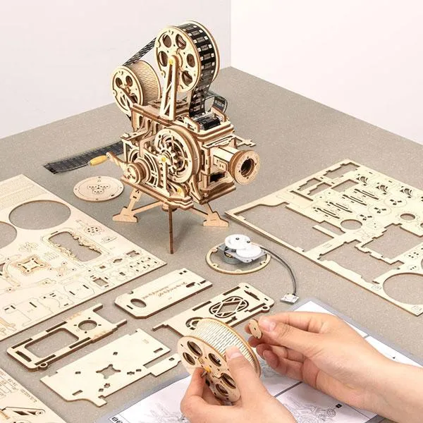 3D Puzzle - Hand Crank Projector