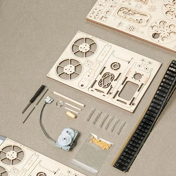 3D Puzzle - Hand Crank Projector