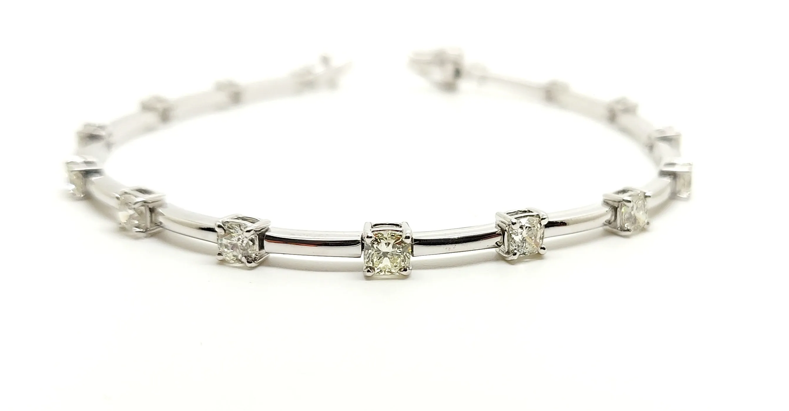 CUSHION DIAMOND STATION BRACELET IN WHITE GOLD AD NO. 2371