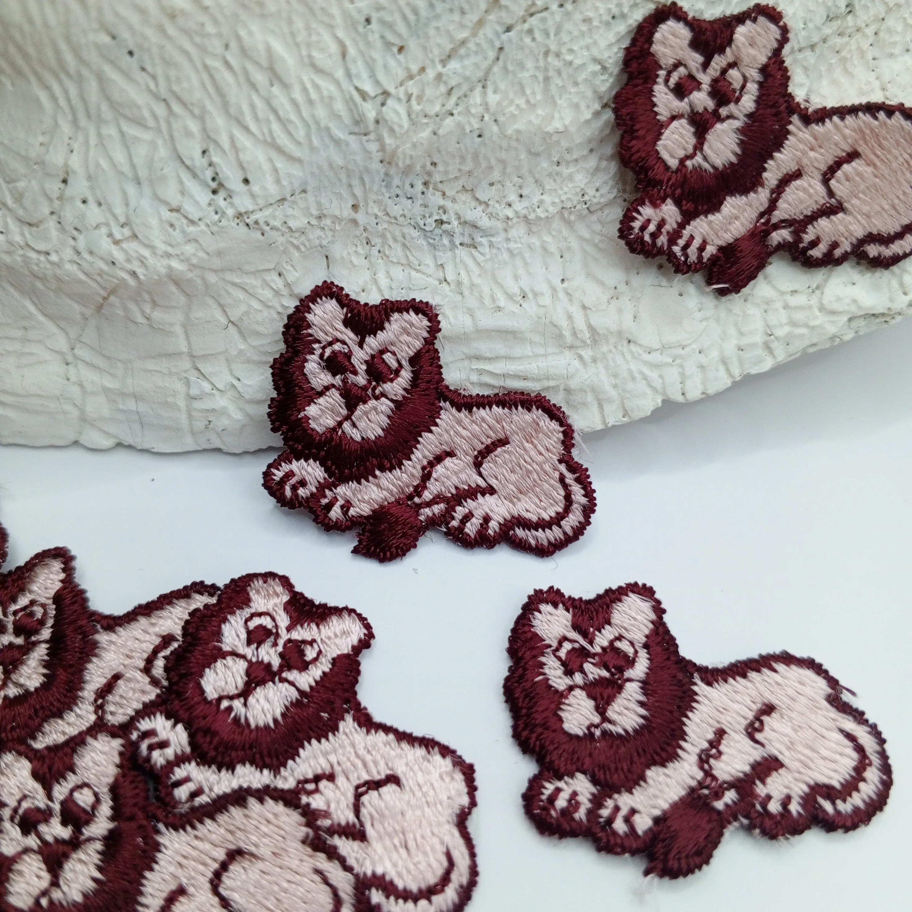 Wildlife appliques Merlot Pink Lion Patches #402